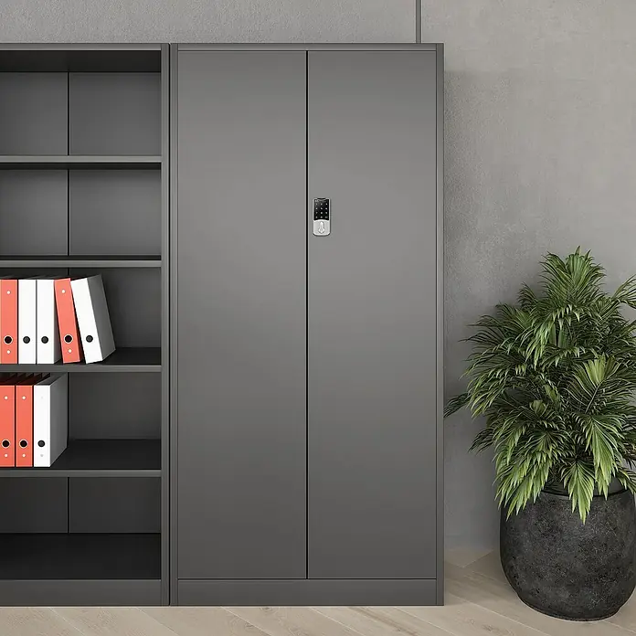 Jan Nowak Aktenschrank Daniel - B x T x H: 90 x 40 x 185 cm, Anthrazit - Ein grauer Büroschrank mit Regalen und Ordnern daneben und ein dunkelgrauer Büroschrank mit elektronischem Schloss im Büro.