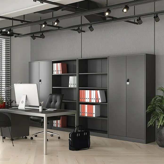 Jan Nowak Aktenschrank Daniel - B x T x H: 90 x 40 x 185 cm, Anthrazit - Modernes Büro mit grauem Aktenschrank, Schreibtisch und Bürostuhl. Ideal für stilvolle Arbeitsbereiche mit viel Stauraum.