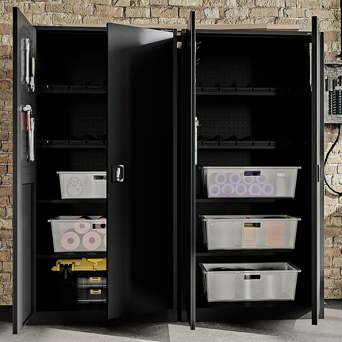 Jan Nowak Werkzeugschrank Bruno - H x B x T: 185 x 92 x 50 cm, Schwarz - Schwarzer Metallschrank mit Werkzeugen und durchsichtigen Aufbewahrungsboxen für eine organisierte Werkstatt.