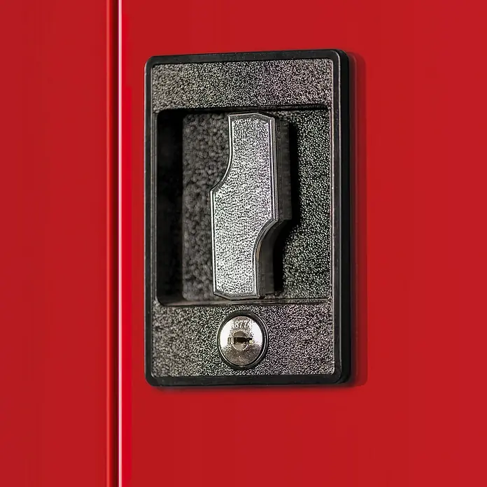 Jan Nowak Werkzeugschrank Bruno - H x B x T: 185 x 92 x 50 cm, Anthrazit/Rot - Nahaufnahme eines roten Spindschlosses mit Griff und Schlüssel. Ein robustes Sicherheitselement für persönliche Aufbewahrung.