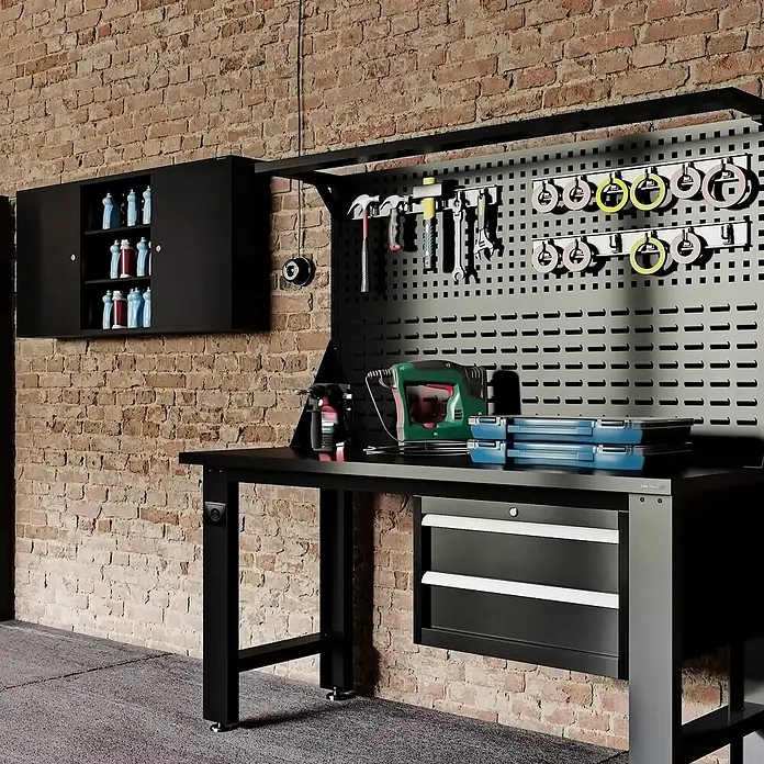Jan Nowak Hängeschrank Ben - H x B x T: 60 x 120 x 20 cm, Schwarz - Werkbank mit Werkzeugen an einer Ziegelwand, Werkzeugschrank und Schubladen zur Aufbewahrung von Werkzeugen.