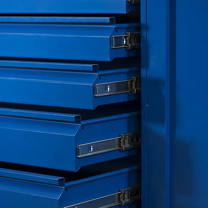 Jan Nowak Werkzeugschrank Darek - H x B x T: 185 x 92 x 50 cm, Blau - Nahaufnahme eines blauen Werkzeugschranks mit mehreren Schubladen, die mit Auszugsschienen versehen sind.