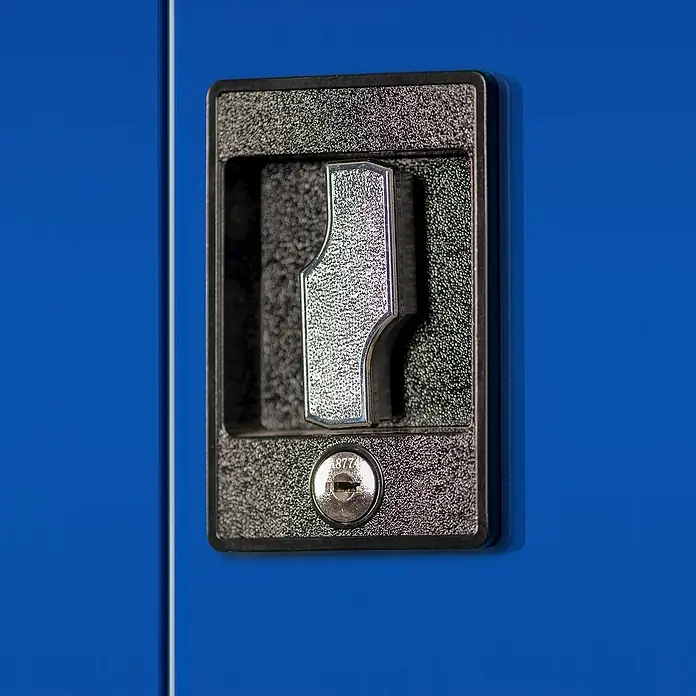 Jan Nowak Werkzeugschrank Bruno - H x B x T: 185 x 92 x 50 cm, Blau - Nahaufnahme eines blauen Spindschlosses mit silbernem Griff und Schlüsselloch.