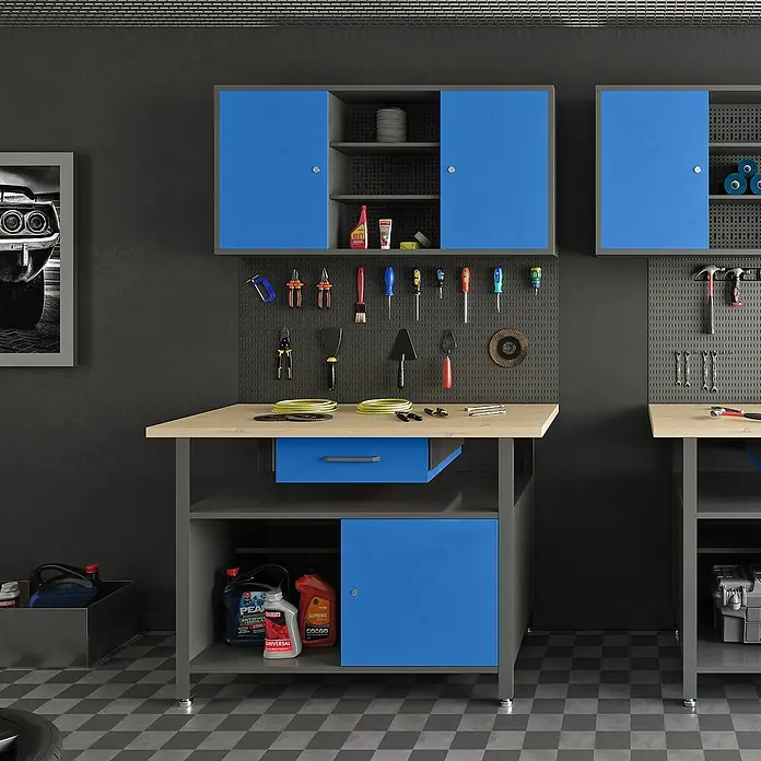 Jan Nowak Hängeschrank Ben - H x B x T: 60 x 120 x 20 cm, Anthrazit/Blau - Werkbank mit blauen Schränken und Werkzeugen an einer dunklen Wand, ideal für die Garage.