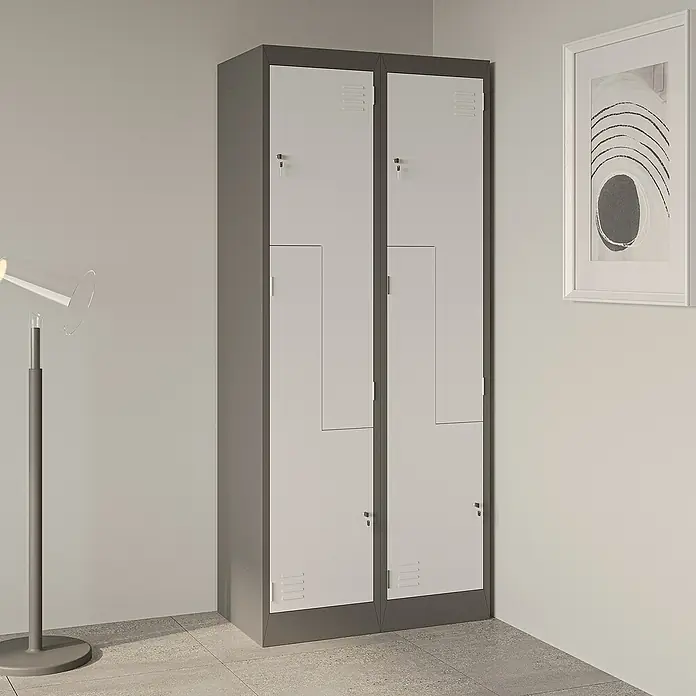 Jan Nowak Z-Spind Julia - B x T x H: 80 x 45 x 185 cm, Anzahl Türen: 4 Stk., Anthrazit/Weiß - Das Bild zeigt einen grauen Metallschrank mit zwei weißen Türen. Der Schrank steht in einer Ecke.