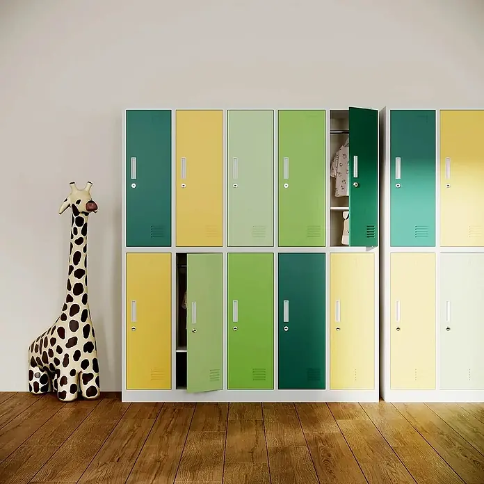 Jan Nowak Spind Bartus - H x B x T: 150 x 136 x 45 cm, Anzahl Türen: 10 Stk., Grau/Vielfarbig - Farbenfrohe Schulspinde mit offenem Schrank und einer Giraffenfigur im Flur mit Holzboden. Praktische und stilvolle Aufbewahrungslösung.