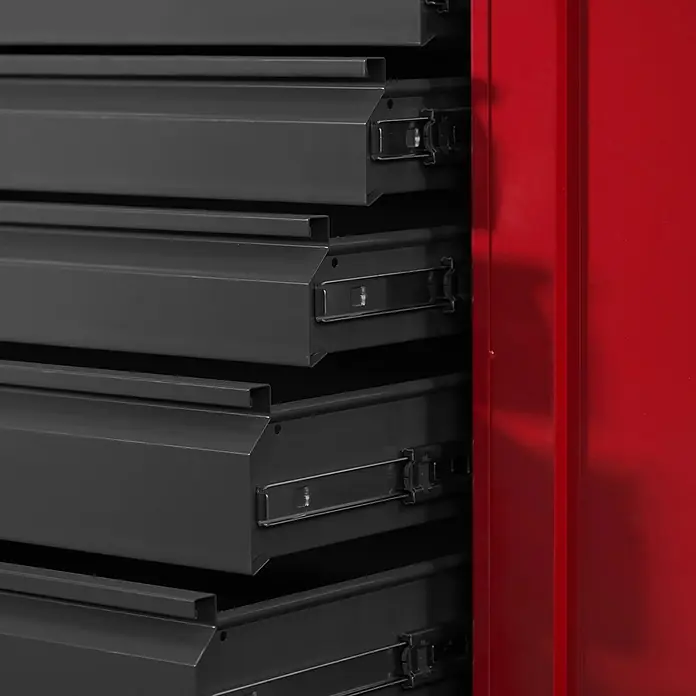 Jan Nowak Werkzeugschrank Darek - H x B x T: 185 x 92 x 50 cm, Anthrazit/Rot - Nahaufnahme eines Werkzeugschranks mit mehreren Schubladen. Der Schrank ist rot, die Schubladen sind grau und teilweise geöffnet.