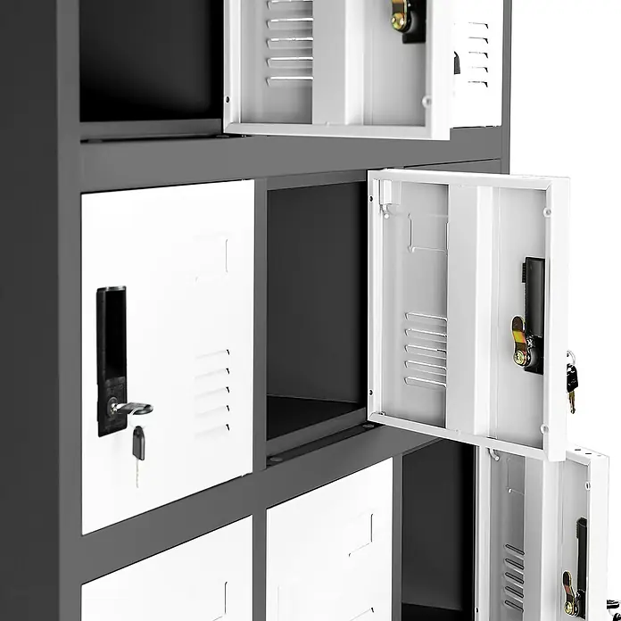 Jan Nowak Schließfachschrank Karol - Anzahl Fächer: 18 Stk., Anthrazit/Weiß - Bild von einem grauen Spindschrank mit weißen Türen, von denen einige offen sind und Einblick in das Innere des Schranks geben.