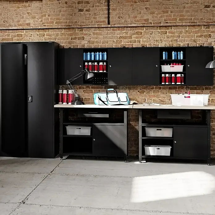 Jan Nowak Hängeschrank Ben - H x B x T: 60 x 120 x 20 cm, Schwarz - Werkstatteinrichtung mit schwarzen Schränken und einer Werkbank. Praktische Aufbewahrungslösung für Werkzeug und Zubehör.