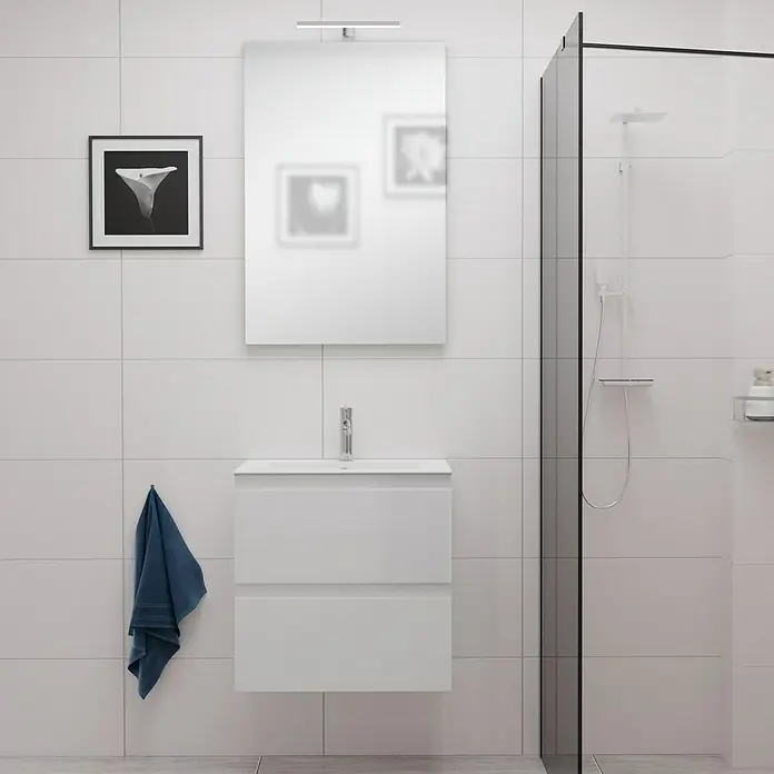 Camargue Espacio Badmöbel-Set E51 - 60 cm, Gama weiß matt - Badezimmer mit weißem Waschtischunterschrank, Spiegel und Dusche. Das moderne Design sorgt für ein helles und freundliches Ambiente.