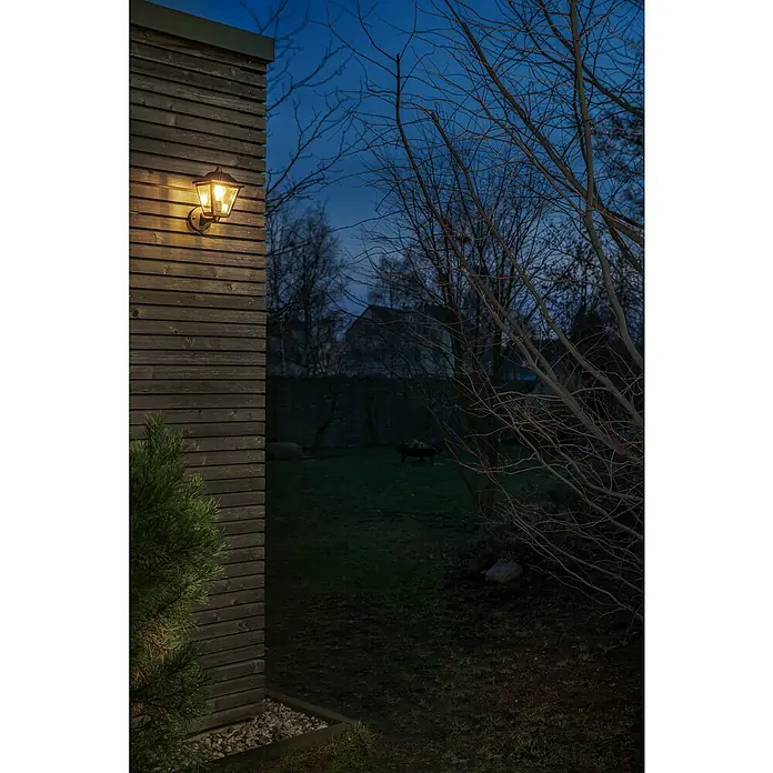 Osram Endura Classic Außenwandleuchte Tradition Up - Stehend, 23 x 17 x 26 cm, Schwarz/Gold, IP44 - Wandleuchte strahlt warmes Licht auf eine hölzerne Wand und erhellt so den Garten bei Dämmerung.