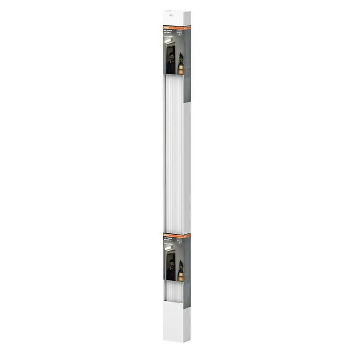 Osram LED-Lichtleiste Power Batten - L x B x H: 120 x 8,2 x 4,8 cm, Lichtfarbe: Warmweiß, 50 W, 220 V - 240 V - Eine Osram LED Power Batten 1.2 Leuchte in ihrer Verpackung, mit einem Mann dahinter, hervorgehoben für den Laden- oder Heimgebrauch.
