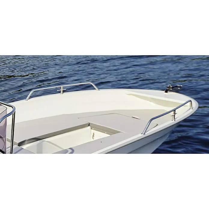 PEGAZUS Reling - Passend für: Pegazus Boot GFK 450, Geeignet für: Bug - Nahaufnahme eines weißen Motorboots auf dem Wasser, das Design und die Details des Boots hervorhebt.