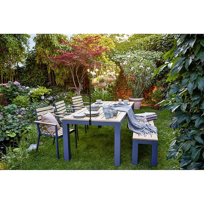 Sunfun Carina Silla de jardín - Acacia, Apilable, Natural, An x Pr x Al: 57,5 x 61 x 86 cm - Juego de mesa de jardín al aire libre con cuatro sillas y un banco, decorado con vajilla y luces.