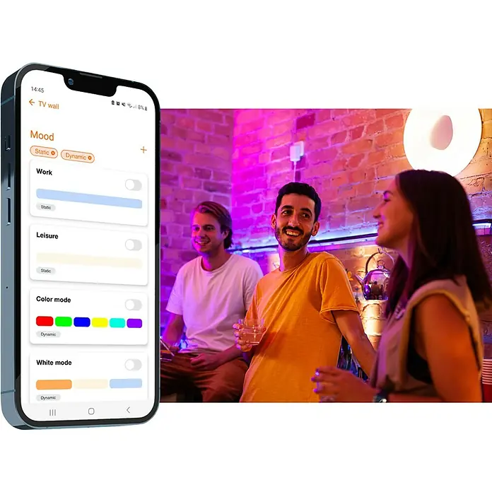 Osram Smart+ Smart-LED-Lampe matter - E27, Dimmbar, RGBW, 1.521 lm, 14 W - Nahaufnahme eines Smartphones mit einer App zur Steuerung von smarten Lichtern in einem Party-Setup.