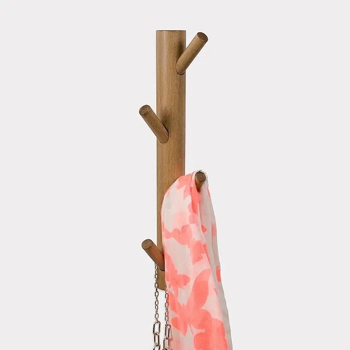 Perchero - Madera, Haya - Este perchero de madera tiene tres ganchos. Una bufanda y una cadena cuelgan del gancho.