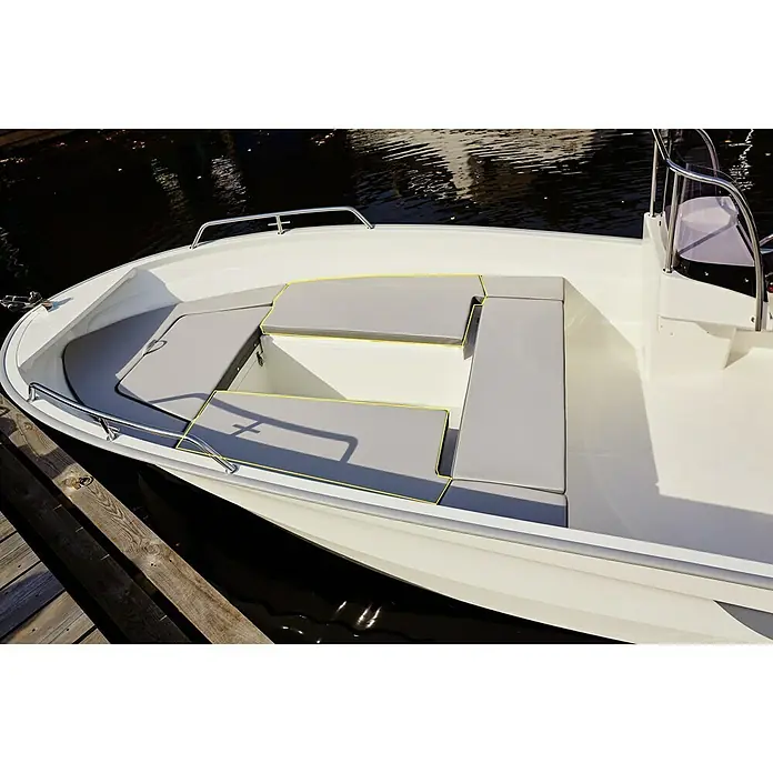 PEGAZUS Sitzkissen für seitlich Backskiste - Passend für: Pegazus Boot GFK 450, Grau - Ein elegantes weißes Boot mit grauen Polstersitzen und neonfarbenen Akzenten, die das moderne Design hervorheben. Ideal für entspannte Fahrten.