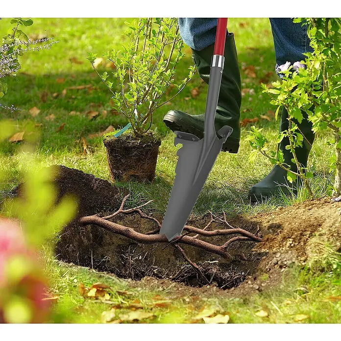 Easymaxx Multifunktionsspaten + Wurzelsäge - 114 cm, Stahl - Gartenszene mit einer Wurzelsäge im Einsatz, ideal für präzise Gartenarbeit und Baumpflege.