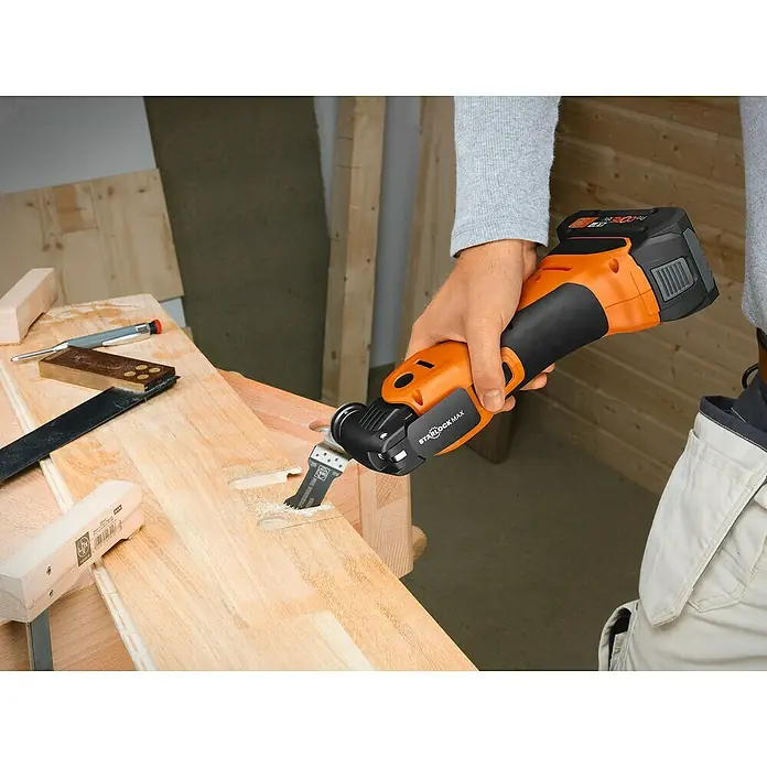 Fein AMPShare 18V Akku-Multifunktionswerkzeug MultiMaster AMM700 MAX AS - 18 V, Ohne Akku, Leerlaufschwingzahl: 10.000 /min - 19.500 /min - Multifunktionswerkzeug Starlock Max im Einsatz beim Holzarbeiten. Leistungsstark und präzise für vielfältige Anwendungen.