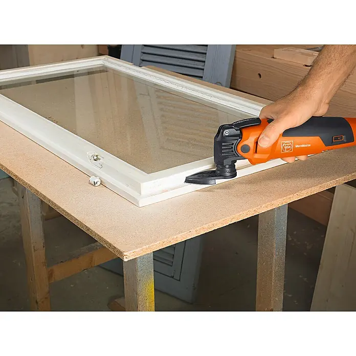 Fein Starlock Schleiffinger - Klettbesatz, 2 Stk. - Fein Multimaster im Einsatz an einem Fensterrahmen. Das Werkzeug schneidet präzise und sauber das Holz.
