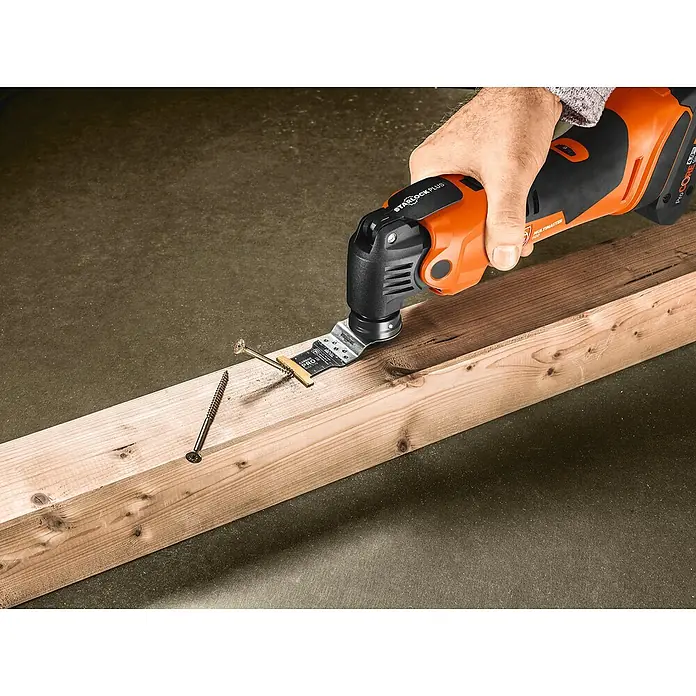 Fein AMPShare 18V Akku-Multifunktionswerkzeug MultiMaster AMM500 Plus Top AS - 18 V, Ohne Akku, Leerlaufschwingzahl: 11.000 /min - 18.500 /min - Nahaufnahme eines oszillierenden Elektrowerkzeugs von Fein beim Schneiden von Schrauben auf einem Holzbrett.