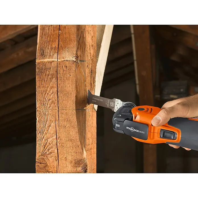 Fein AMPShare 18V Akku-Multifunktionswerkzeug MultiMaster AMM700 Max Top AS - 18 V, Ohne Akku, Leerlaufschwingzahl: 10.000 /min - 19.500 /min - Ein Mann benutzt ein oszillierendes Multifunktionswerkzeug zum Schneiden eines Holzpfostens. Das Werkzeug ist orange und schwarz.