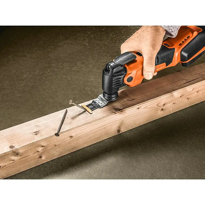 Fein Tauchsägeblatt E-Cut Carbide Pro - 3 Stk. - Bild einer oszillierenden Multitool-Säge von Fein, die einen Dübel und eine Schraube auf einem Holzbrett schneidet.