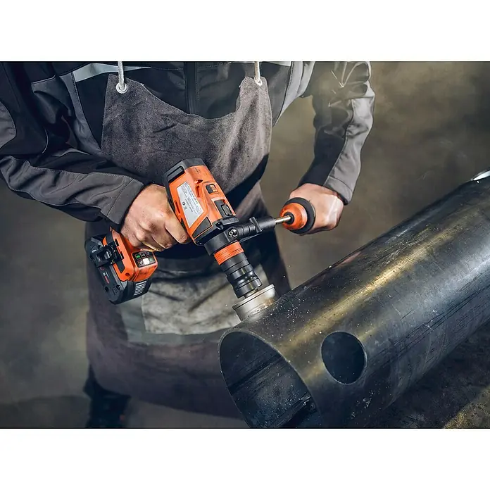 Fein Lochsägen-Adapter - Arbeitsdurchmesser: 0 mm - 40 mm - Ein Akku-Bohrmaschine bohrt ein Loch in ein Metallrohr, wobei die Funken fliegen. Hochwertiges Werkzeug für professionelle Anwendungen.