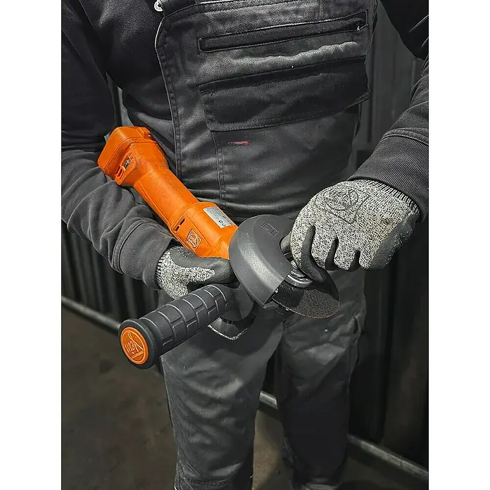 Fein AMPShare 18V Akku-Winkelschleifer CCG 18-125-12 AS - Ohne Akku, Durchmesser Scheibe: 125 mm - Nahaufnahme einer FEIN-Winkelschleifmaschine in den Händen eines Bauarbeiters.