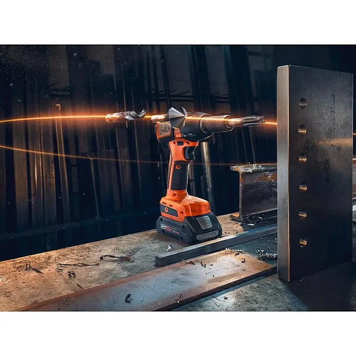Fein Werkzeughalter - Passend für: 1/2 in Außenvierkant ISO 1174-2 E/F 12.5, 1 Stk. - Akkubohrmaschine mit Aufsätzen und einer orange-schwarzen Farbgebung beim Bohren eines Metallstücks mit einer leuchtenden Darstellung.