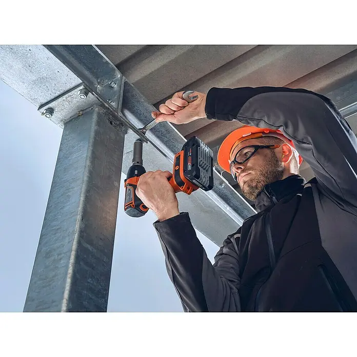 Fein AMPShare 18V Akku-Schlagschrauber ASCD 18-300 W2 AS - 18 V, Ohne Akku, 290 Nm - Ein Handwerker mit Schutzhelm und Schutzbrille, der einen BOSCH Akku-Schlagschrauber benutzt, um an einer Metallkonstruktion zu arbeiten.