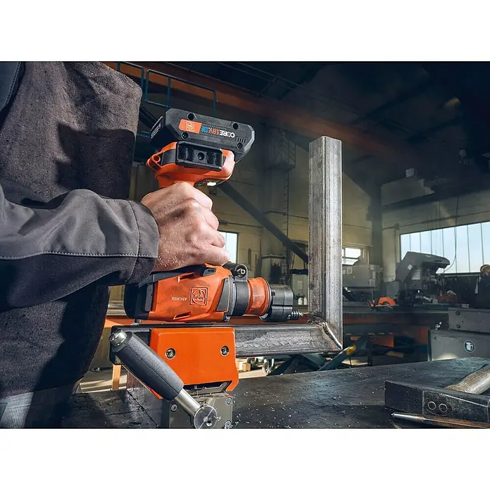 Fein Exzenter-Aufsatz - Passend für: 1/4" Sechskant Bits - Ein Arbeiter benutzt eine FEIN Akku-Blechschere zum Schneiden von Metall. Das FEIN Elektrowerkzeug ist orange und schwarz.