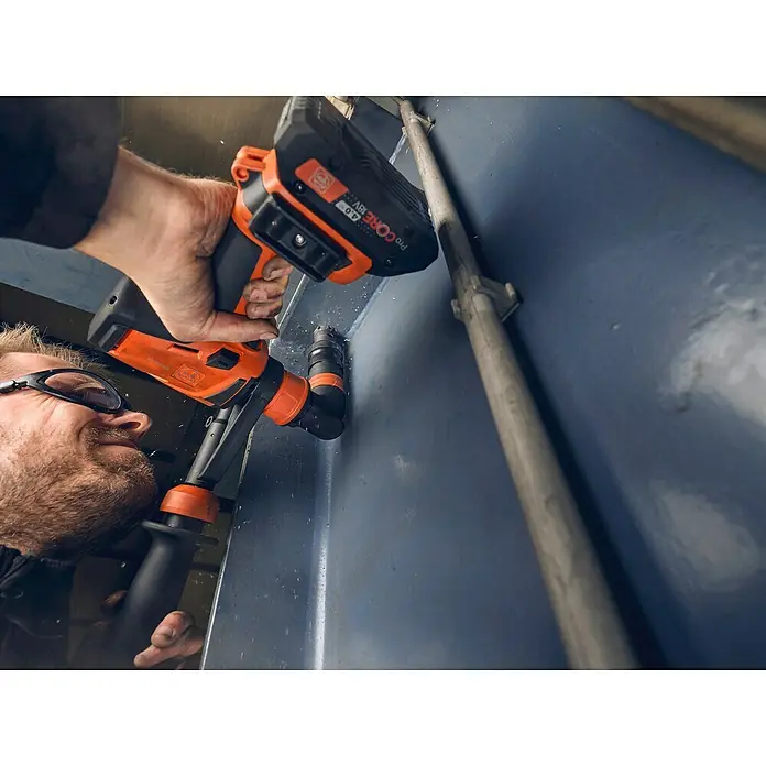 Fein Lochsägen-Adapter - Arbeitsdurchmesser: 0 mm - 40 mm - Nahaufnahme einer Person, die einen Fein Akku-Bohrschrauber mit Winkelkopf verwendet, um Löcher in eine blaue Metallwand zu bohren.