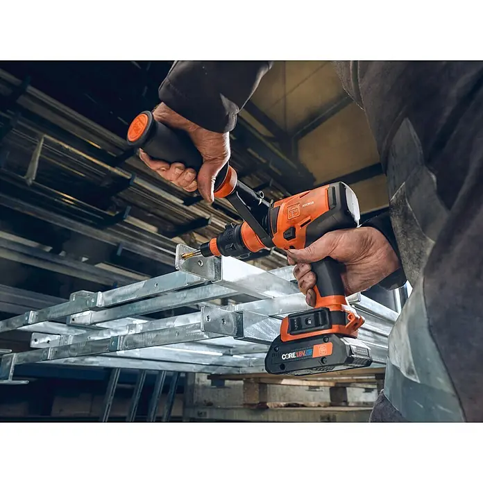 Fein Werkzeughalter - Passend für: Gewindebohren max. M 14 - Ein Mann bedient einen orangefarbenen FEIN Akku-Bohrschrauber zum Bohren von Metall. Das Werkzeug ist im Fokus, um seine Funktionalität hervorzuheben.