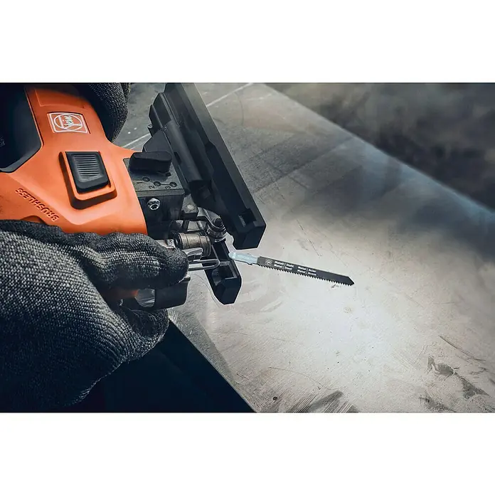 Fein AMPShare 18V Akku-Stichsäge F-IRON Jig 26 AS - 18 V, Leerlaufhubzahl: 700 /min - 3.000 /min - Nahaufnahme einer FEIN Akku-Stichsäge mit eingesetztem Metallsägeblatt, bereit für präzise Schnitte in Metallwerkstücken.