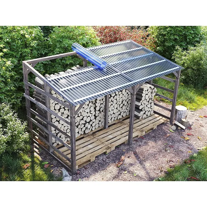 Wellplatte PETG 76/18 gerollt - B x L: 1,25 x 5 m, Polyethylen, Blau Transparent - Holzlager mit transparentem Dach, gefüllt mit Brennholz auf Holzpaletten, umgeben von üppigem Grün. Praktische und wetterfeste Lösung.
