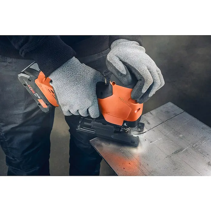 Fein AMPShare 18V Akku-Stichsäge F-IRON Jig 26 AS - 18 V, Leerlaufhubzahl: 700 /min - 3.000 /min - Akkubetriebene Stichsäge von Bosch Professional in Aktion, die durch eine Metallplatte schneidet, bedient von jemandem mit Arbeitshandschuhen.