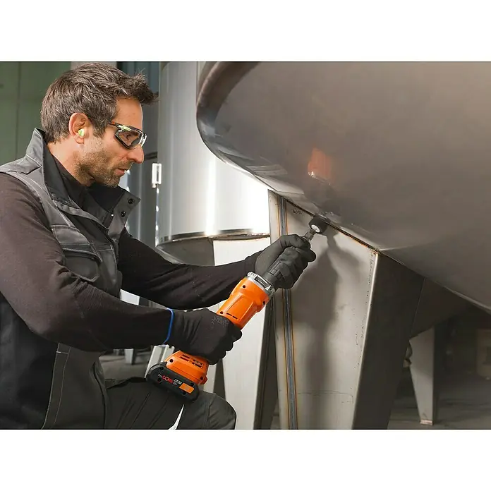 Fein AMPShare 18V Akku-Geradschleifer AGSZ 18-90 LBL AS - 18 V, Ohne Akku, Leerlaufdrehzahl: 2.900 U/min - 9.000 U/min - Ein Mann benutzt ein FEIN Akku-Rohrbandschleifer, um ein Metallobjekt zu schleifen, während er Schutzausrüstung trägt.