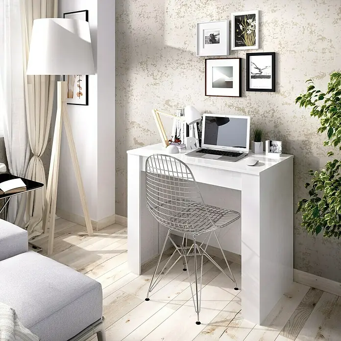 Dekit Mesa de comedor Kiona - L x An x Al: 90 x 239 x 77 cm, Blanco, Extensible - Un escritorio blanco moderno con un portátil y una elegante silla de alambre, perfecto para una oficina en casa minimalista.