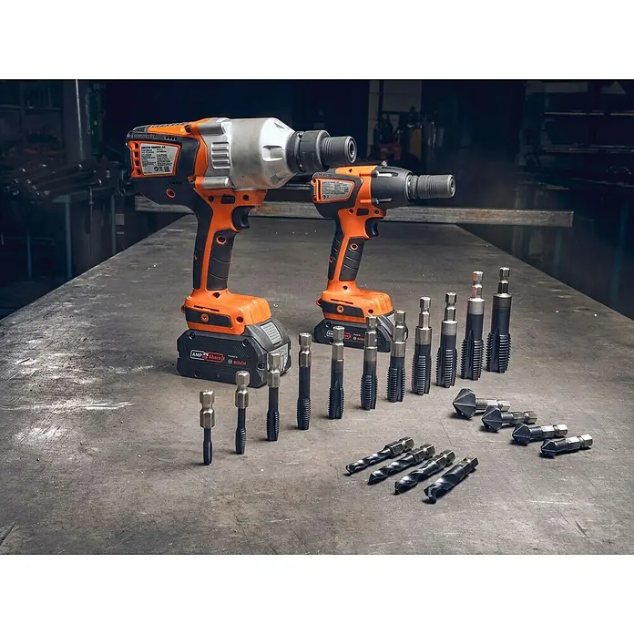 Fein Werkzeughalter - Passend für: 1/2 in Außenvierkant ISO 1174-2 E/F 12.5, 1 Stk. - Zwei orangefarbene Akkuschrauber von Bosch mit diversen Bohr- und Schraubaufsätzen auf einer Werkbank.