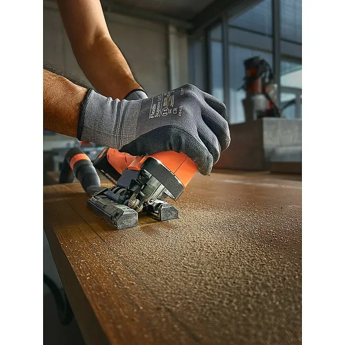 Fein AMPShare 18V Akku-Stichsäge F-IRON Jig 26 AS - 18 V, Leerlaufhubzahl: 700 /min - 3.000 /min - Nahaufnahme von Händen mit Arbeitshandschuhen, die eine orangefarbene Flex Schleifmaschine auf einer Holzoberfläche bedienen.