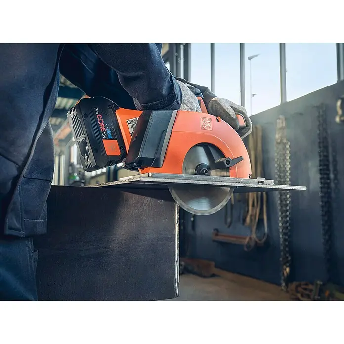 Fein AMPShare 18V Akku-Handkreissäge AHKS 18-57 AS N00 - 18 V, Ohne Akku, Durchmesser Sägeblatt: 150 mm, 1.300 U/min - 2.800 U/min - Akku-Metallsäge beim Schneiden von Metall.