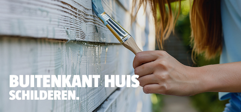 hand-met-verfkwast-buitenkant-huis