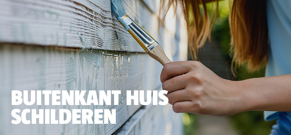 hand-met-verfkwast-buitenkant-huis