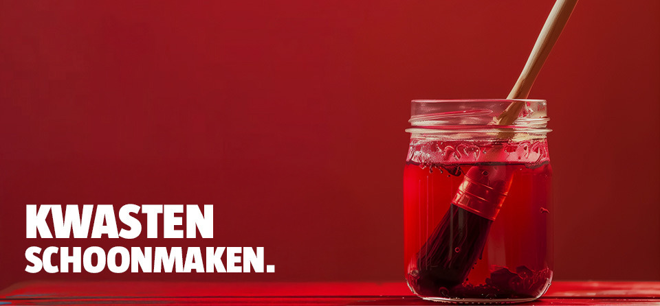 kwast-in-pot-water-met-rode-verf