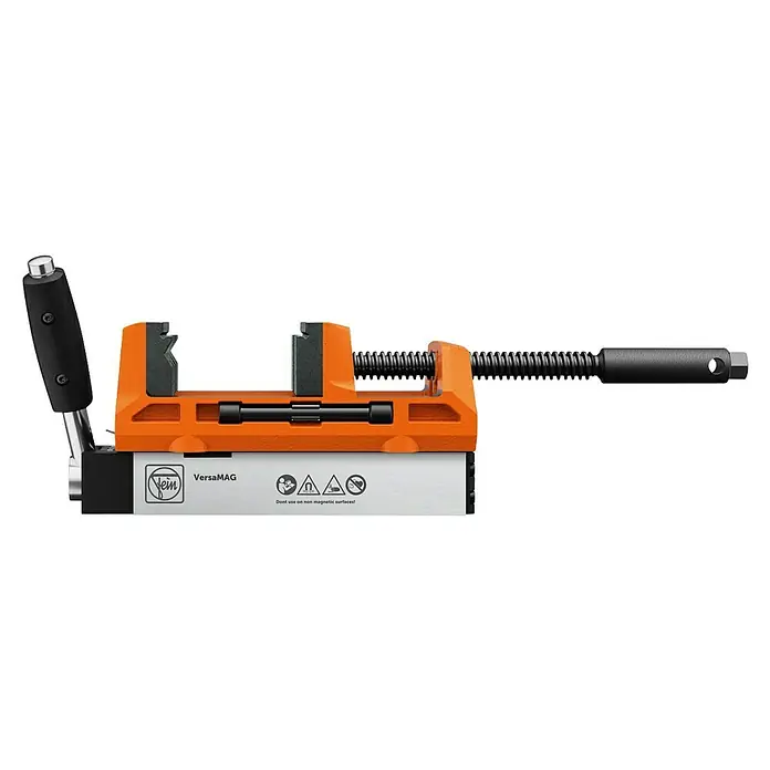 Fein Schraubstock VersaMAG - Spannweite: 108 mm, Metall - Bild einer magnetischen Schraubstockbasis VersaMAG mit orangefarbenem Schraubstock und schwarzem Griff vor schwarzem Hintergrund.