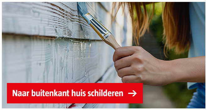 hand-met-kwast-verft-buitenkant-huis