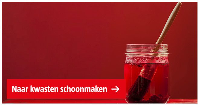 kwast-met-rode-verf-pot-met-water-op-tafel