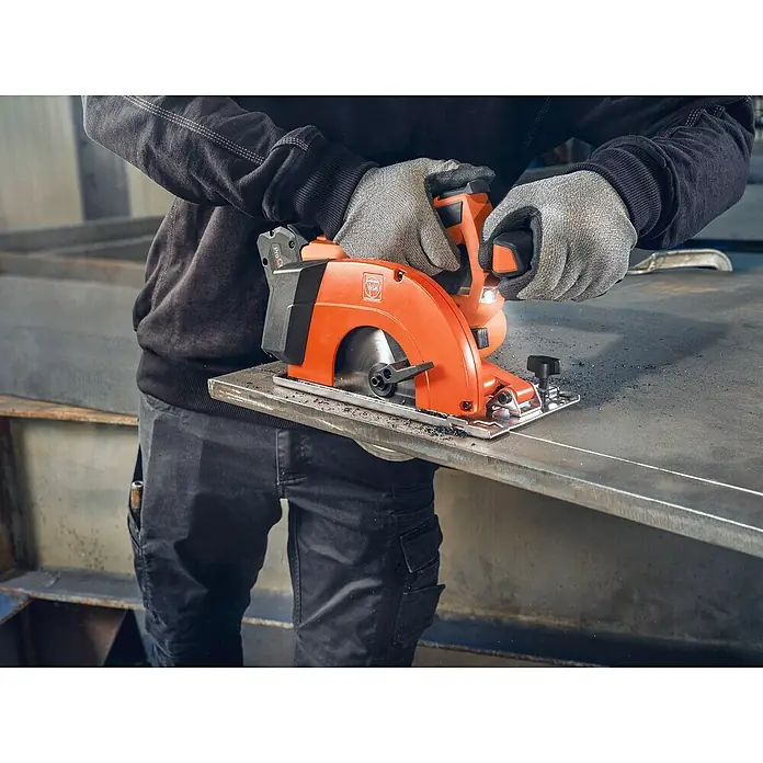 Fein AMPShare 18V Akku-Handkreissäge AHKS 18-57 AS N00 - 18 V, Ohne Akku, Durchmesser Sägeblatt: 150 mm, 1.300 U/min - 2.800 U/min - Nahaufnahme einer orangefarbenen FEIN Blechsäge in Aktion, bedient von einer Person mit Arbeitshandschuhen und dunkler Arbeitskleidung.