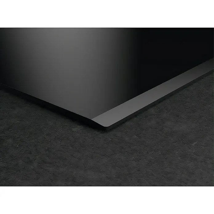 AEG Placa de cocción TO63IV00FB - Número de fogones de inducción: 3 ud. - Primer plano de una elegante placa de cocina AEG negra, que combina diseño moderno y funcionalidad para cualquier cocina.
